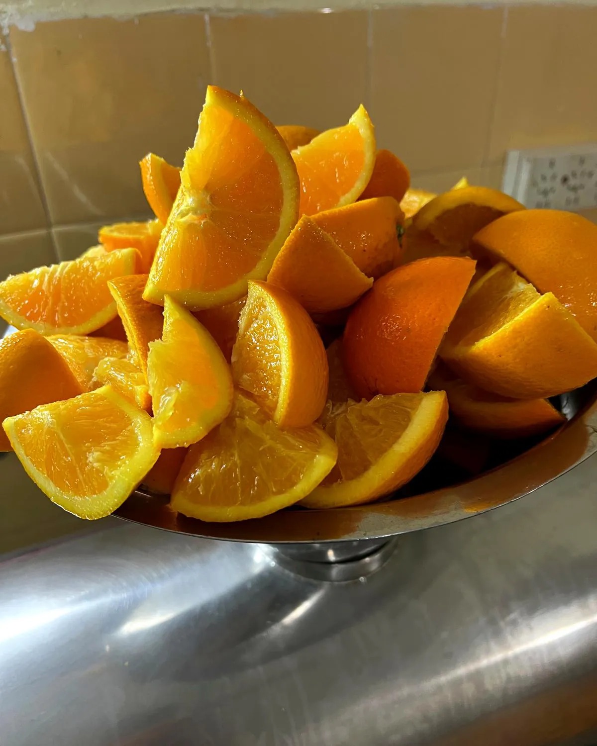 Naranjas cortadas cargadas en la prensa de la planta de Frunch