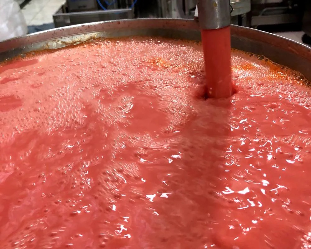 Jugo de pomelo en tanque durante la elaboración
