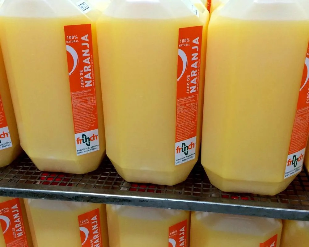 Bidones de jugo listos para entrega